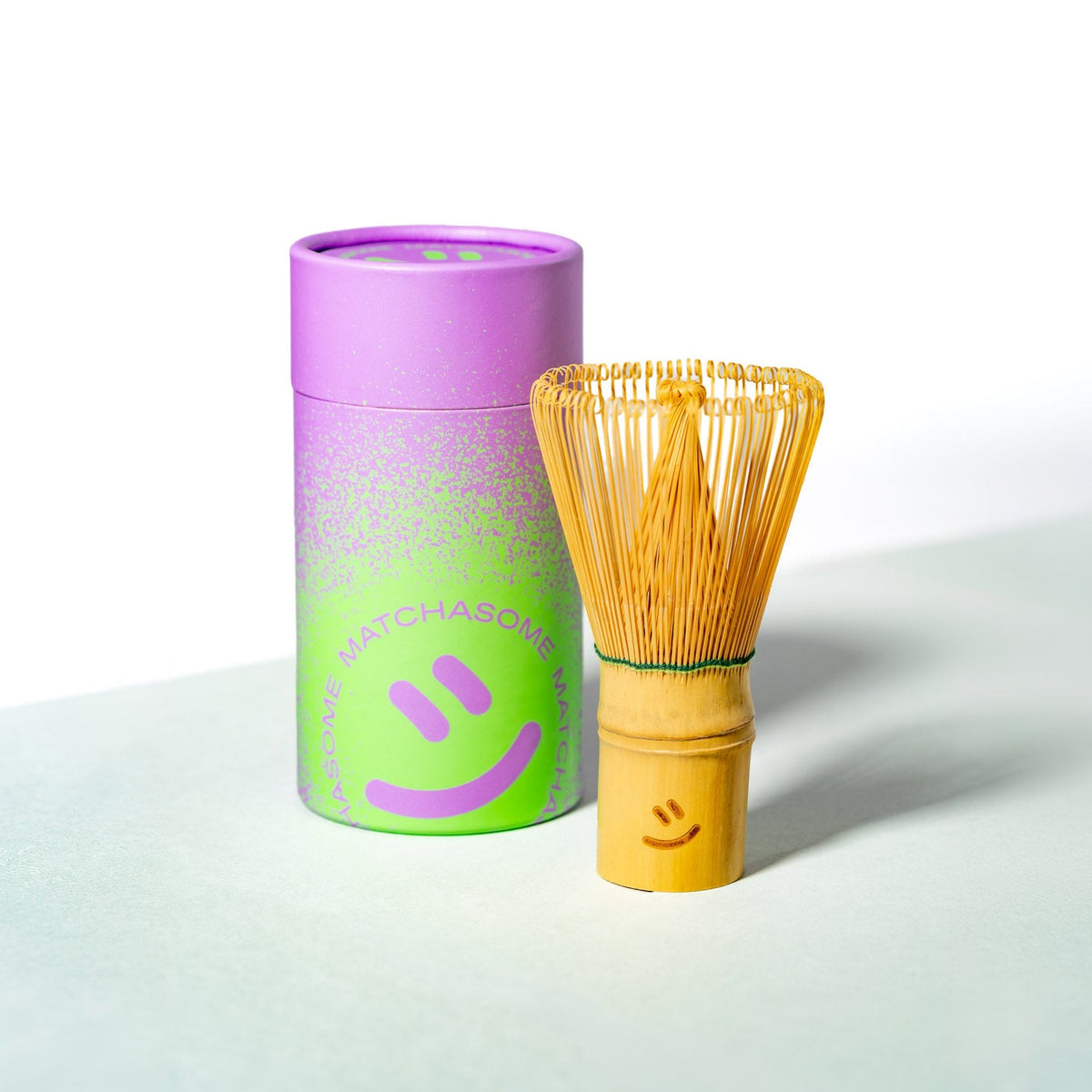 The standard Matchasome bamboo classic Matcha Whisk. Der klassische Matcha-Besen aus Bambus von Matchasome mit doppelten grünen Fäden.